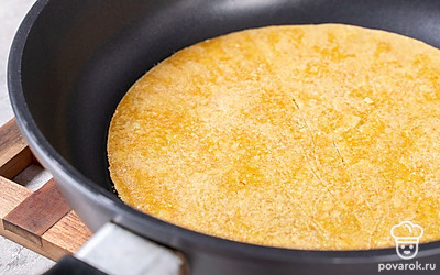 Сковороду поставьте на огонь. Когда она нагреется, положите лепешку. Обжаривайте с каждой стороны 20-30 секунд.