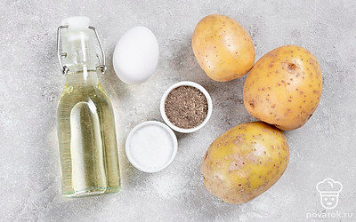 Очистите и вымойте картофель. Разложите все продукты на столе.