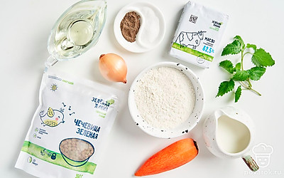 Чечевицу промойте, обсушите. Репчатый лук и морковь почистите. Лук мелко нарежьте, морковь натрите на терке. Мяту и лимон для подачи вымойте, обсушите. Лимон нарежьте дольками. Приготовьте блендер.