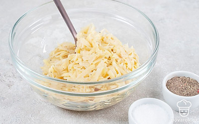 Натрите картофель на терке и отожмите сок. Добавьте желток, посолите, поперчите и перемешайте массу.