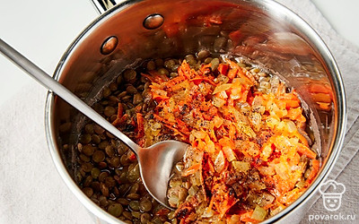 Доведите суп до готовности. Овощную зажарку выложите в кастрюлю, перемешайте. Приправьте солью и перцем, снимите с плиты. Влейте сливки, пюрируйте блендером.