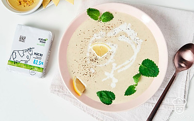 Разлейте суп по порционным тарелкам, на край тарелки повесьте дольку лимона, в суп положите несколько листиков свежей мяты. Перед употреблением в пищу выжмите из дольки цитруса сок.