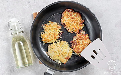 Разогрейте сковороду с маслом. Выложите несколько ложек картофельного теста и разровняйте кружочки. Обжарьте драники по 5 минут с обеих сторон до аппетитной корочки и выложите на бумажную салфетку.