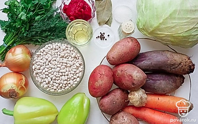 Заранее переберите фасоль и замочите в холодной воде на 8 часов или на ночь. Все овощи очистите от кожуры и сполосните под проточной водой. Капусту помойте и снимите верхние и поврежденные листья.