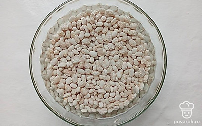 Промойте фасоль, залейте еще раз холодной водой и сварите до готовности, это займет около часа. Ближе к концу варки можно немного присолить. Из готовой фасоли слейте всю жидкость.