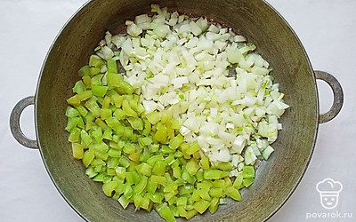 Луковицу и сладкий перец нарежьте мелким кубиком и пассируйте на разогретой сковороде до прозрачности.