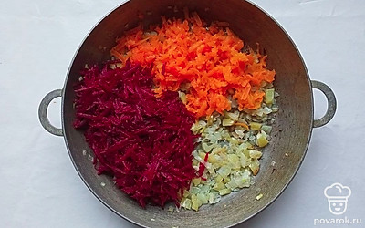 Свеклу и морковь натрите на крупной терке и выложите их на сковороду к зажарке из лука и перца. Обжарьте еще несколько минут. Добавьте в туда же томатную пасту, немного воды, перемешайте до однородности и тушите под крышкой около 10 минут.