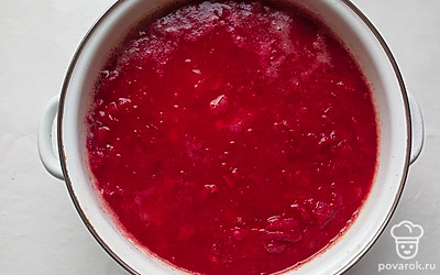 Когда картошка будет готова, добавьте в нее заправку и доведите борщ до кипения. Пропустите чеснок через специальный пресс, зелень нарубите.