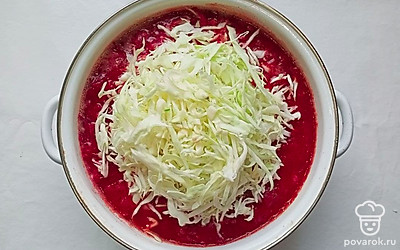 Капусту очистите и нашинкуйте на тонкие полоски. Переложите ее в кастрюлю в самом конце вместе с рубленной зеленью и чесноком, чтобы она осталась хрустящей и не переварилась. Попробуйте блюдо, по желанию досолите, добавьте несколько щепоток сахара и перца. Доведите до кипения и снимите с огня.