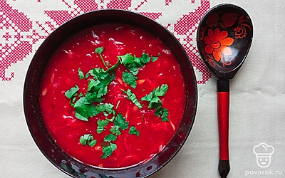 Подавайте порцию борща в глубокой тарелке, украсив свежей зеленью.