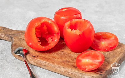 У каждого помидора срежьте крышечку. Маленьким ножом или чайной ложкой аккуратно выскоблите мякоть.