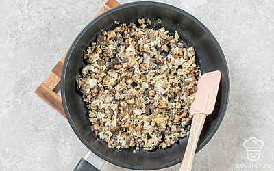 Грибы мелко нарежьте. Растопите на сковороде сливочное масло и жарьте шампиньоны на среднем огне 10 минут. Добавьте яйца и готовьте еще 3 минуты, постоянно перемешивая.