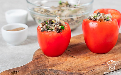 Приправьте грибы солью и перцем. Петрушку покрошите, добавьте к грибам, снова все перемешайте. Наполните помидоры начинкой.