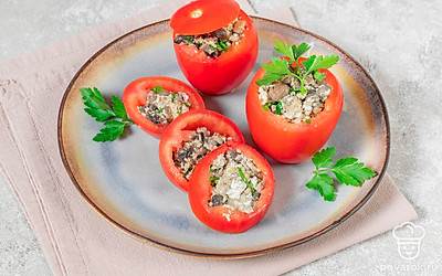 Подавайте закуску, украсив порцию листиками петрушки.