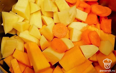 Овощи нарежьте крупным кубиком.