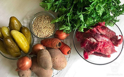 Все овощи, кроме огурцов, вымойте и очистите. Перловую крупу залейте холодной водой и оставьте на ночь при комнатной температуре. Затем промойте с помощью дуршлага и используйте в рецепте.