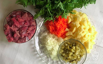 Подготовьте все продукты, до начала процесса приготовления в мультиварке, чтобы не задерживаться с их закладкой в чашу. Нарежьте мясо и овощи небольшими кусочками. Морковь натрите на мелкой терке, а остальные продукты нарежьте кубиками.