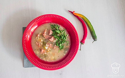 Подавайте рассольник к столу со свежей зеленью. Предложите отдельно свежий жгучий перец. Приятного аппетита.