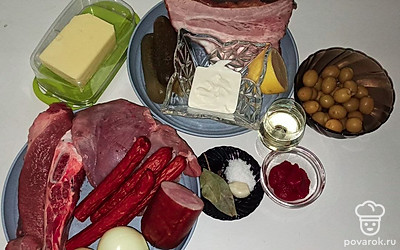 Говяжью косточку выложите в кастрюлю и залейте холодной водой. Поставьте кастрюлю на огонь и доведите до кипения.