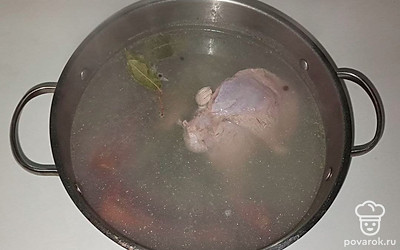 Изначально отбейте говяжью грудинку, чтобы мясо было более мягким. Опустите в кипящий бульон. Следом добавьте копч еные свиные р ебрышки. Дайте бульону вскипеть, затем соберите пену или процедите. Добавьте в кастрюлю лавровый лист и перец. Варите мясо на медленном огне около 1,5 часа, до мягкого состояния мяса.