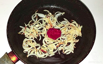 Луковицу порежьте соломкой. На сковородке нагрейте подсолнечное масло и добавьте немного сливочного. Обжарьте лук вместе с рубленым чесноком до прозрачности. Добавьте томатную пасту и обжарьте ещ е около 2 минут.