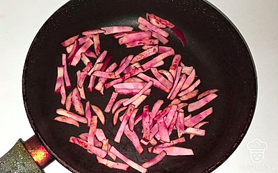 Копченую колбасу нарежьте соломкой, охотничьи колбаски – кружочками. Копченую колбасу обжарьте на сухой сковороде. Сол еные огурчики очистите от кожуры, и нарежьте мелким кубиком.