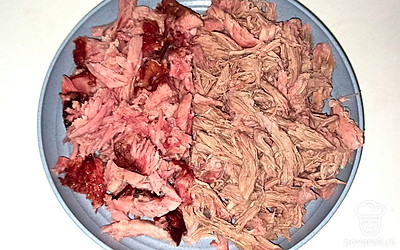 Готовое, отварное мясо достаньте из кастрюли с бульоном, мякоть отделите от кости и нарежьте. Затем в кастрюлю выложите все ингредиенты. Хорошо перемешайте, готовьте примерно 15 минут. Посолите и поперчите по вкусу.