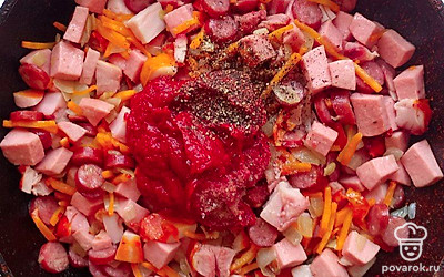 Окорок нарезать средним кубиком и отправить в сковороду на то же время. Добавьте в зажарку томатную пасту, соль, перец, залейте водой и хорошо перемешайте. Потушите под закрытой крышкой 5-7 минут и затем добавьте нарезанные огурцы.