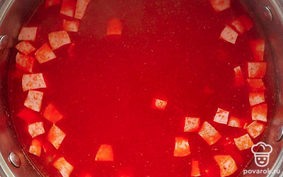 В кастрюле в это время вскипятите воду, раскрошите бульонный кубик и растворите в воде. Картошку нарежьте кубиками произвольного размера, отправьте вариться в кастрюлю до готовности. Добавьте в кастрюлю зажарку и томите под крышкой 5 минут.