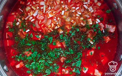 Лук порей и зелень нарежьте мелко и тоже добавьте в кастрюлю. Поварите еще 5 минут и выключите огонь. После чего дайте супу настояться 15-20 минут.