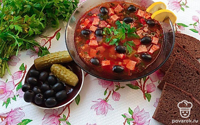 Солянку с маслинами порционно можете украсить тонкими дольками лимона. А так же при подаче используйте либо целые маслины, либо нарезанные кружочками.