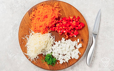 Морковь и сыр натрите на средней терке. Перец и лук нарежьте мелкими кубиками. Чеснок и зелень измельчите. Перемешайте ингредиенты, добавив кукурузу, и приправьте начинку специями по вкусу.