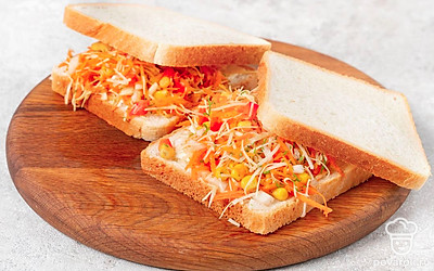 Ломтики хлеба смажьте сливочным маслом, чтобы они зазолотились при выпекании. На 4 кусочка выложите овощную начинку. Положите их в бутербродницу и накройте оставшимся хлебом. Готовьте сэндвичи 1-2 минуты.