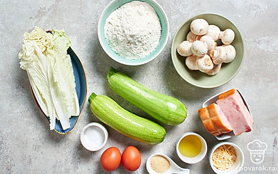 Вымойте кабачки, грибы, капусту и яйца. 