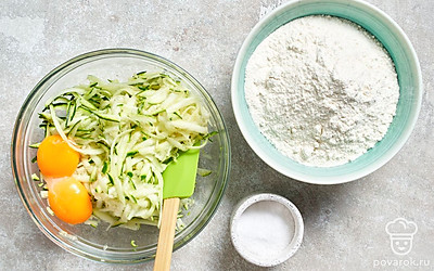 Отделите белки от желтков. Смешайте желтки с кабачками, посолите и просейте муку. Добавьте ее в миску к остальным ингредиентам и замесите тесто.