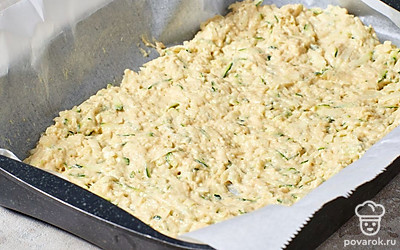 Взбейте белки до крепких пиков. Аккуратно вмешайте белки в тесто, а затем выложите его на силиконовый коврик или бумагу для выпекания. Поставьте основу в предварительно разогретую духовку на 30 минут при 180 градусах.