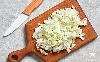 Нарежьте капусту.