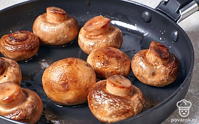 Отдельно обжарьте целые грибы. Затем измельчите их с солью, перцем, оливковым маслом, сухим чесноком и луком до однородной консистенции в блендере.