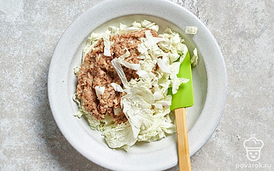 Смешайте полученную грибную массу с капустой. Отдельно нарежьте ветчину мелким кубиком. 