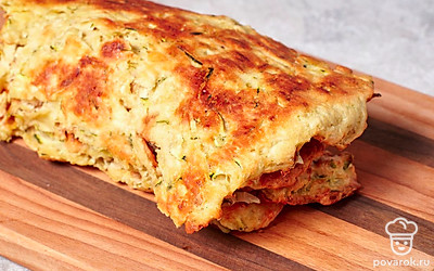 Распределите начинку по всей поверхности теста и сверху выложите ветчину. Сверните в ролл и подавайте на стол.