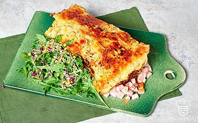 Подайте блюдо на стол в горячем виде. По желанию украсьте его свежей зеленью на ваш вкус. 