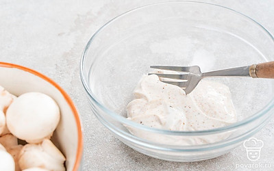 Смешайте майонез, соль, перец и сухие специи. Грибы оставьте целыми или разрежьте на половинки, если они слишком большие. 