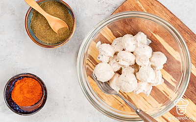 Залейте шампиньоны маринадом и хорошенько перемешайте, чтобы каждый гриб был щедро покрыт майонезной смесью. Оставьте на час.