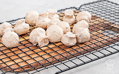 Выложите грибы на решетку гриля или мангала. Обжарьте до готовности примерно 20 минут. Грибы должны покрыться аппетитной золотистой корочкой.