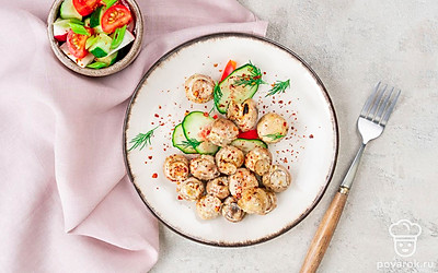 Подайте шампиньоны с нарезкой из свежих овощей.