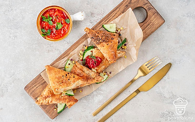 Подайте со сметаной или любимым соусом.