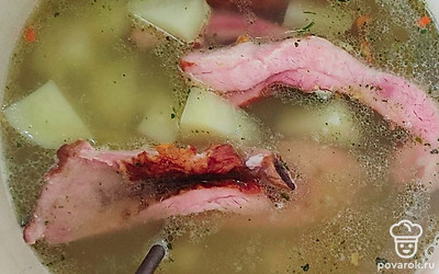 Разделите ребра, главное не мелко, так как в процессе варки ребра немного уменьшатся, варите на протяжении 20 минут. После добавьте картофель, посолите и поперчите по вкусу.