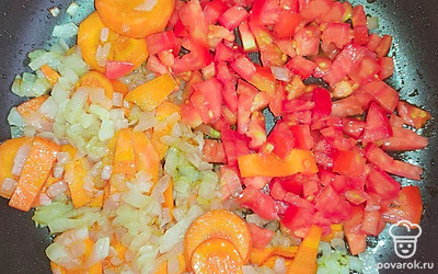 Возьмите сковороду, налейте масло и разогрейте ее. Добавьте лук морковь и помидор и жарьте 20 минут.