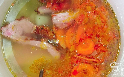 Теперь добавьте горох к картофелю и доведите до кипения. Затем добавьте готовую зажарку и кипятите ещё 5 – 10 минут. Готовое блюдо подавайте с гренками.