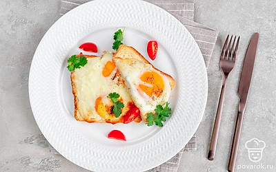 Выложите на красивые тарелки и подайте на стол горячими. По желанию добавьте свежие овощи и зелень. 